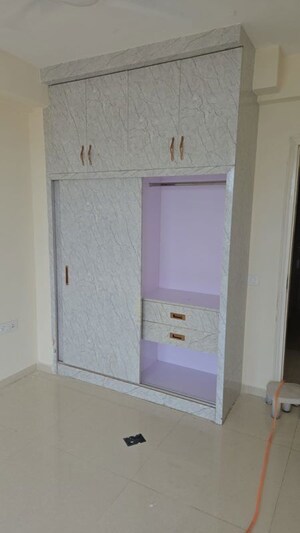 Room in 3 BHK Apartment at Omaxe The Palace, Gomti Nagar – for Rent