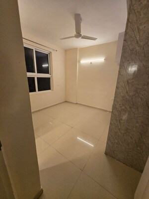 Room in 3 BHK Apartment at Omaxe The Palace, Gomti Nagar – for Rent
