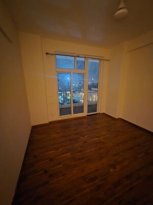 Room in 3 BHK Apartment at Omaxe The Palace, Gomti Nagar – for Rent