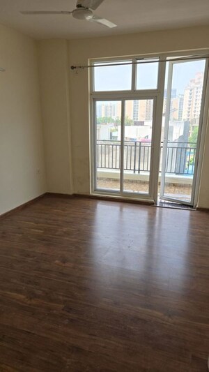 Room in 3 BHK Apartment at Omaxe The Palace, Gomti Nagar – for Rent