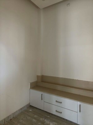 Furnished Amenities in 3 BHK Apartment at Omaxe Grand Omaxe, Gomti Nagar – for Rent