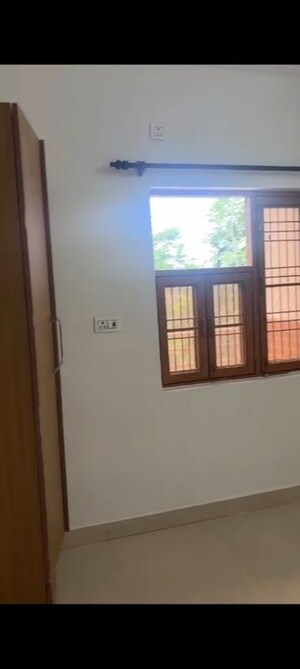 Room in Studio Apartment at Sector 16b Dwarka – for Rent
