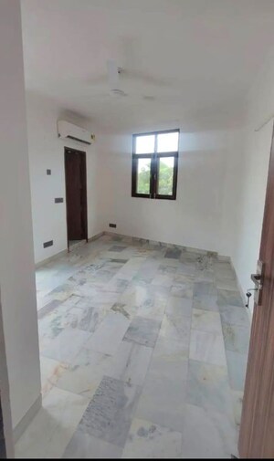 Room in 3 BHK Builder Floor at Kailash Hills – for Rent
