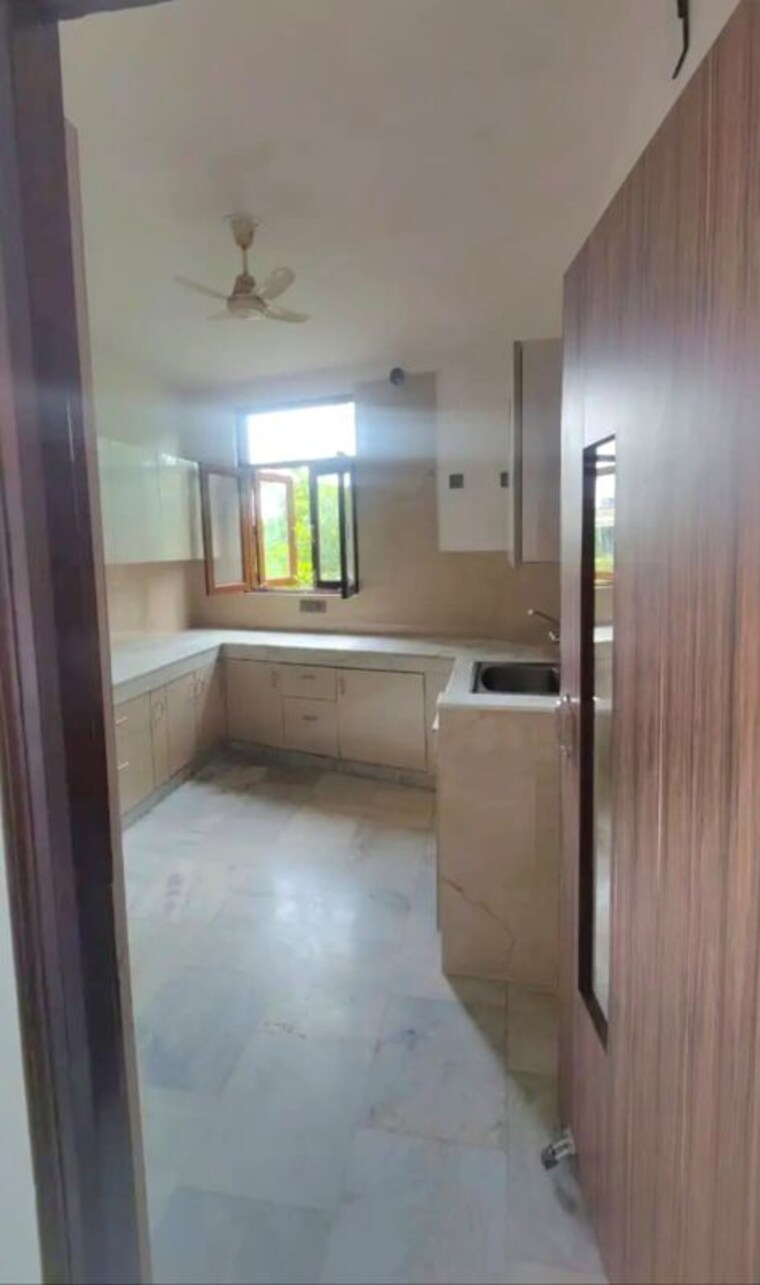 Kitchen, kailash hills 3 Bedroom 200 Sq.Yd. Builder Floor In Kailash Hills Delhi 10717368