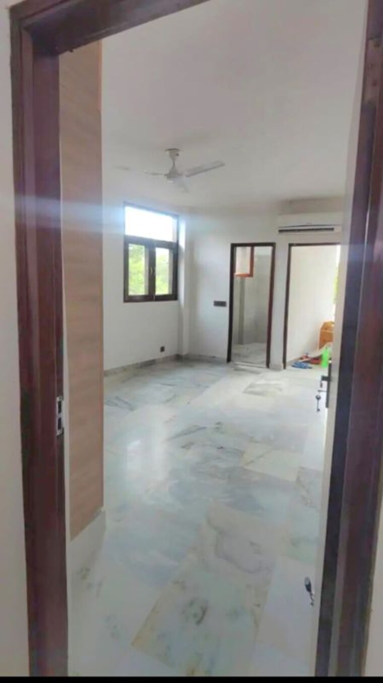 Room, kailash hills 3 Bedroom 200 Sq.Yd. Builder Floor In Kailash Hills Delhi 10717368