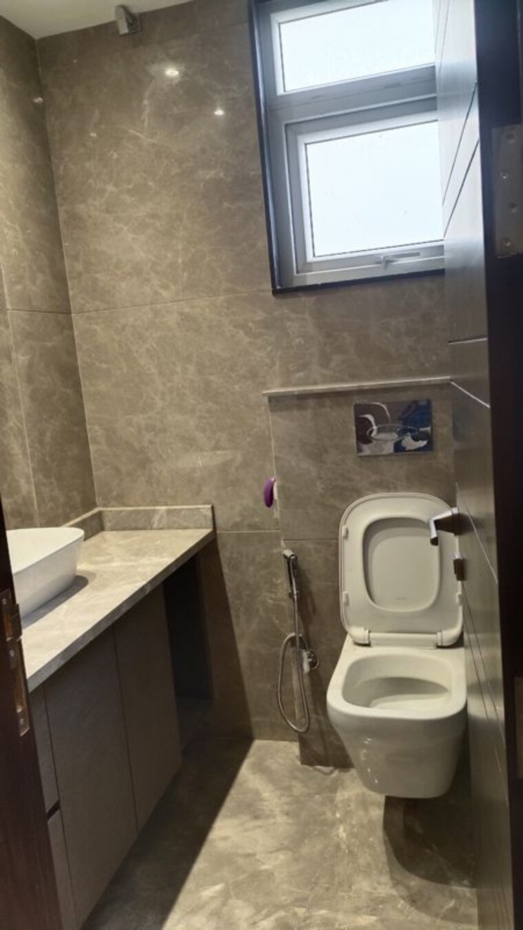 Bathroom, east patel nagar 3 Bedroom 1810 Sq.Ft. Builder Floor In East Patel Nagar Delhi 10717371