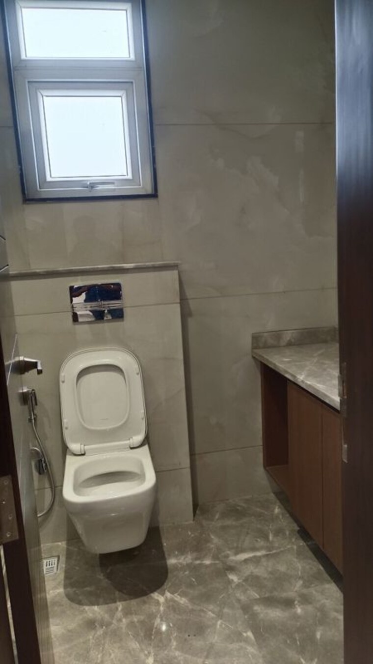 Bathroom, east patel nagar 3 Bedroom 1810 Sq.Ft. Builder Floor In East Patel Nagar Delhi 10717371