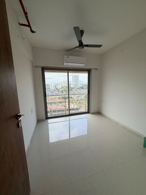 Room in 2 BHK Apartment at Avant Heritage, Jogeshwari East – for Rent