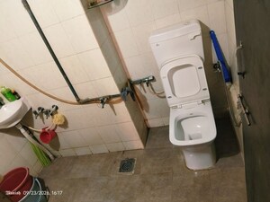 Attached Bathroom in 2.5 BHK Apartment at Giridhar Nagar – for Rent
