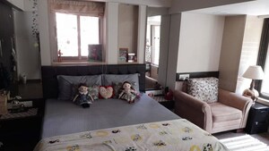 Bedroom in 2 BHK Apartment at Cosmopolitan Apsara Apartment, Pali Hill – for Rent