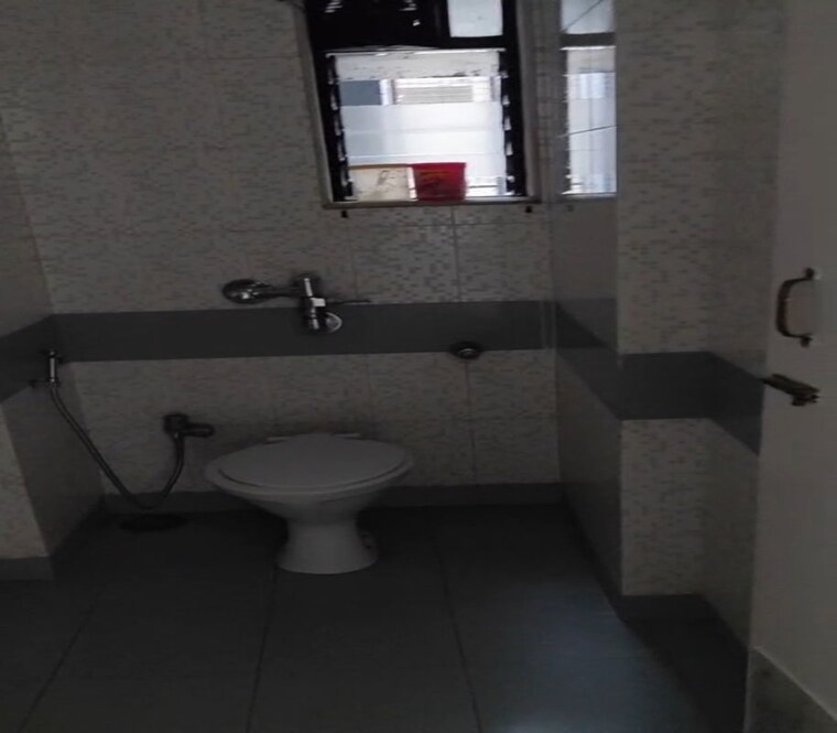 Bathroom, dadar east 2 Bedroom 600 Sq.Ft. Apartment In Dadar East Mumbai 10717490