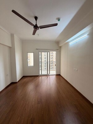 Room in 3 BHK Apartment at Sector 16c Greater Noida – for Rent