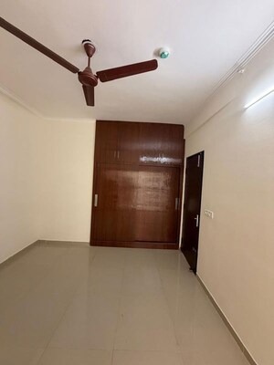 Room in 3 BHK Apartment at Sector 16c Greater Noida – for Rent
