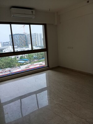 Room in 5 BHK Apartment at Godrej RKS, Chembur – for Rent