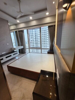 Room in 4 BHK Apartment at Worli – for Rent