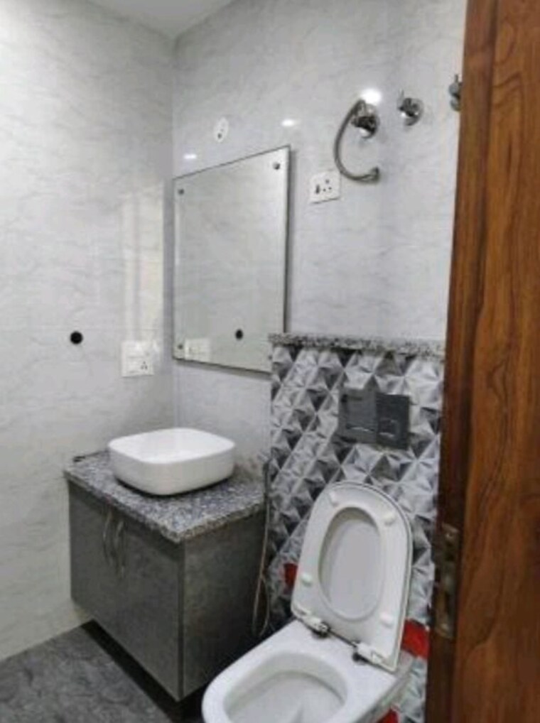 Bathroom, sector 44 3 Bedroom 300 Sq.Yd. Builder Floor In Sector 44 Noida 10717759