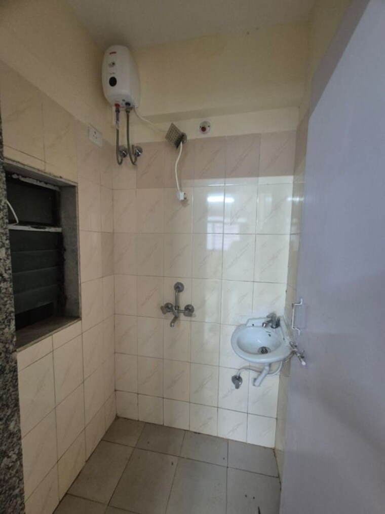 Bathroom, parel 1 Bedroom 320 Sq.Ft. Apartment In Parel Mumbai 10717785