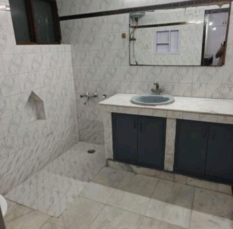 Bathroom, sector 36 1 Bedroom 1500 Sq.Ft. Builder Floor In Sector 36 Noida 10717810