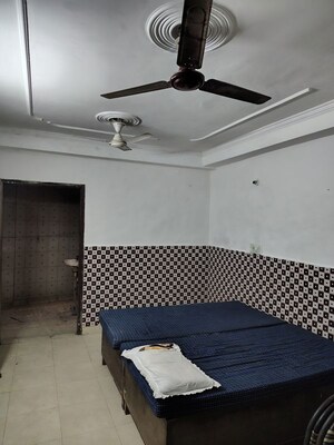 Team Area in 1 RK Builder Floor at CGHS Shatabdi Enclave, Sector 49 – for Rent