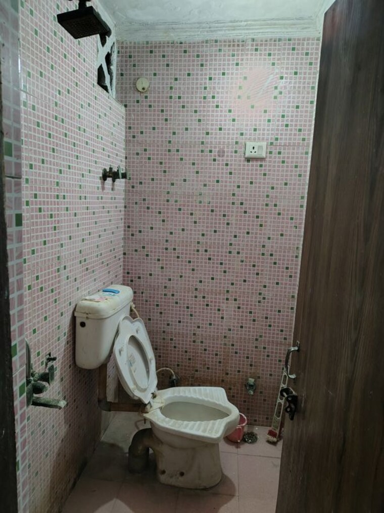 Bathroom, cghs-shatabdi-enclave 1 RK 185 Sq.Yd. Builder Floor In Sector 49 Noida 10717870