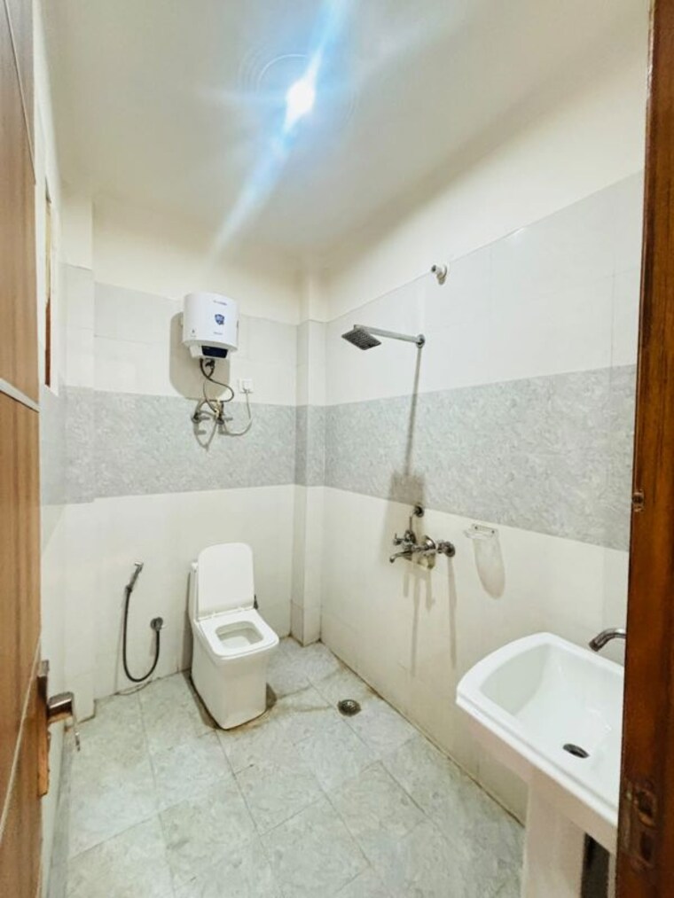 Bathroom, sector 112 6+ Bedroom 162 Sq.Mt. Independent House In Sector 112 Noida 10717958