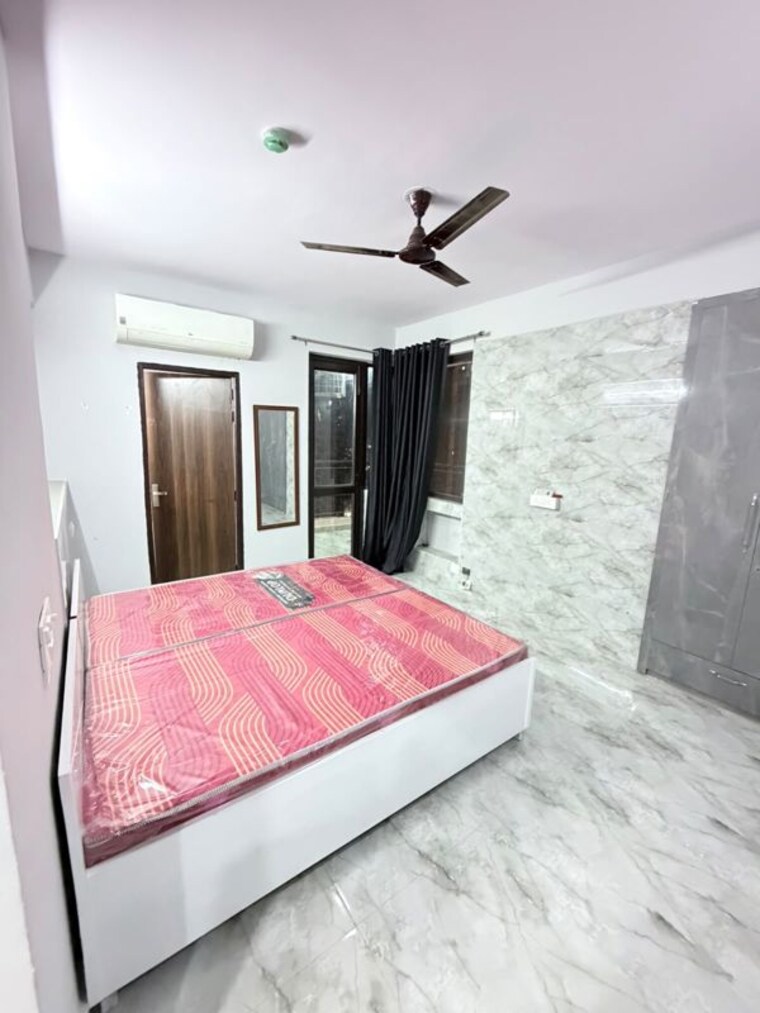 Bedroom, sector 52 6+ Bedroom 200 Sq.Mt. Independent House In Sector 52 Noida 10718031