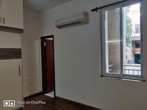 Room in 4 BHK Builder Floor at DLF Building 10, Dlf Phase ii – for Rent