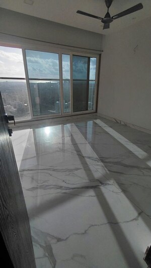 Room in 3 BHK Apartment at RNA NG Eclat, Andheri West – for Rent