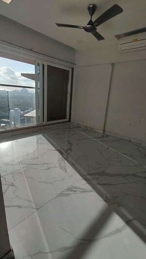 Room in 3 BHK Apartment at RNA NG Eclat, Andheri West – for Rent