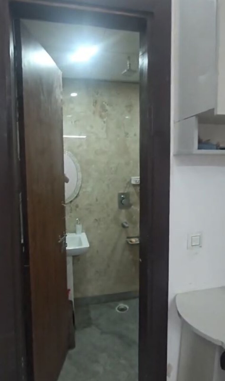Bathroom, sector 31 6+ Bedroom 162 Sq.Mt. Independent House In Sector 31 Noida 10718096