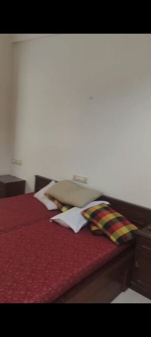 Room in 3 BHK Apartment at Marine Chambers, Marine Lines – for Rent