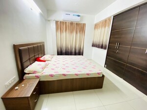 Room in 3 BHK Apartment at Makarba – for Rent