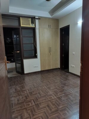 Room in 3 BHK Builder Floor at Vipul World Floors, Sector 48 – for Rent
