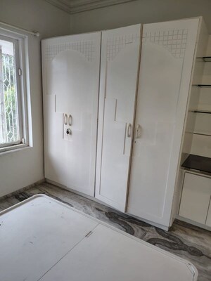 Room in 3 BHK Apartment at Resham Apartments, Andheri West – for Rent
