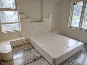 Room in 3 BHK Apartment at Resham Apartments, Andheri West – for Rent