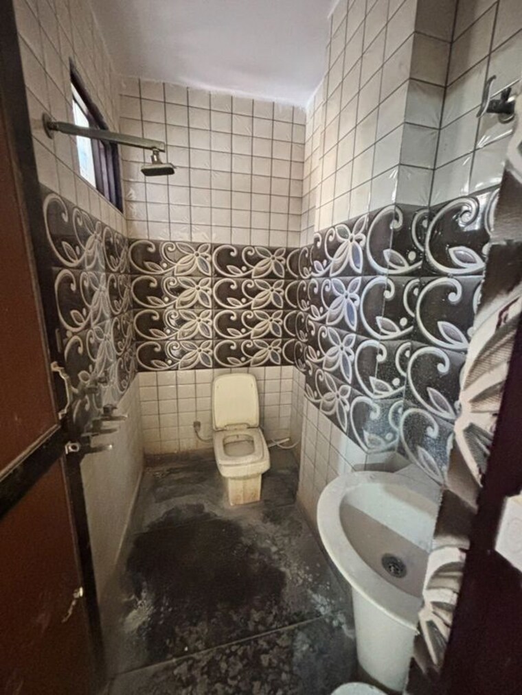 Bathroom, uttam nagar 2 Bedroom 800 Sq.Ft. Builder Floor In Uttam Nagar Delhi 10718181