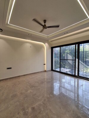 Room in 3.5 BHK Builder Floor at Sector 43 – for Sale