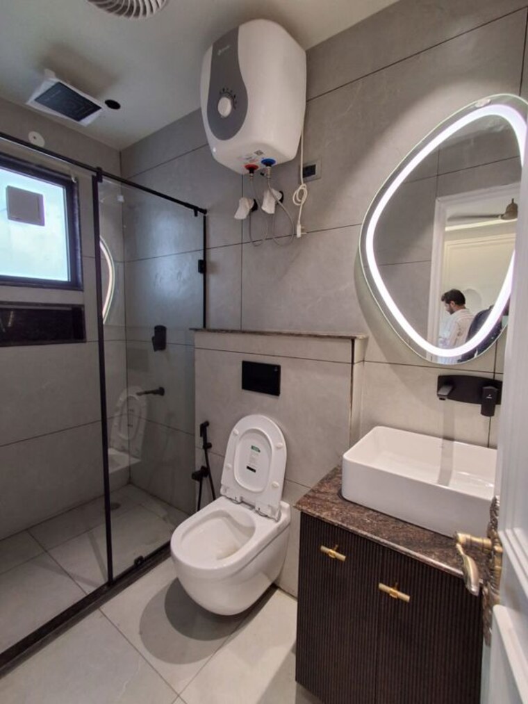 Bathroom, sector 43 3.5 Bedroom 1950 Sq.Ft. Builder Floor In Sector 43 Gurgaon 10718177