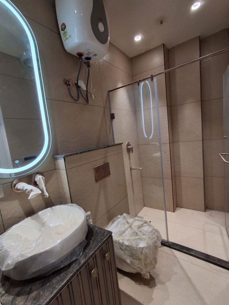 Bathroom, sector 43 3.5 Bedroom 1950 Sq.Ft. Builder Floor In Sector 43 Gurgaon 10718177