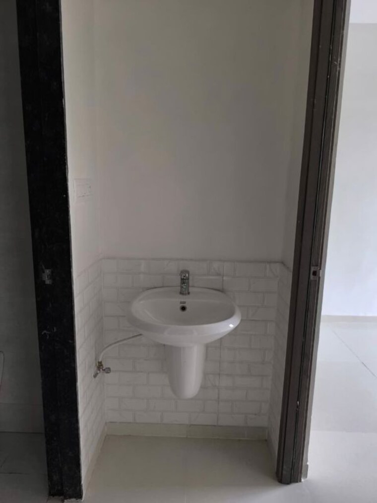 Bathroom, goel-ganga-millennia 1.5 Bedroom 790 Sq.Ft. Apartment In Undri Pune 10718298