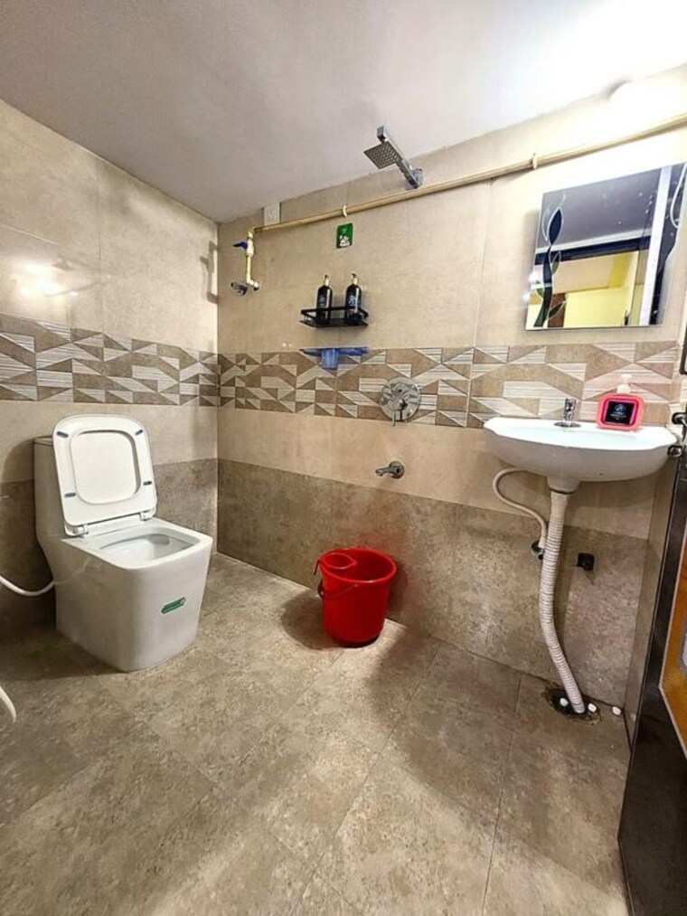 Bathroom, vineet khand Pg For Girls In Vineet Khand 10718383