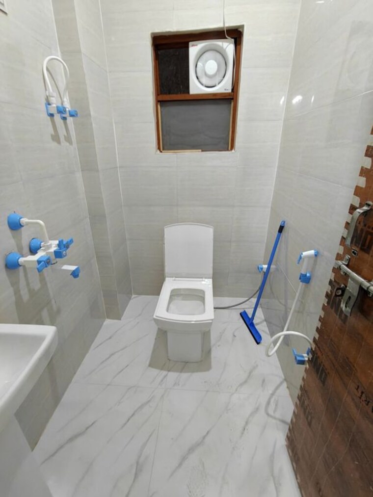 Bathroom, sector 51 1 RK 450 Sq.Ft. Builder Floor In Sector 51 Noida 10718420