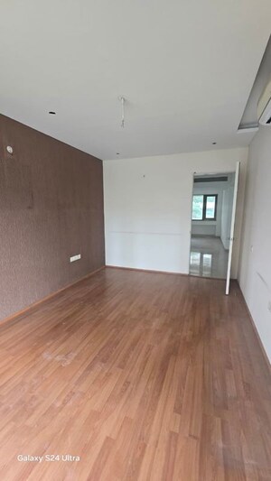 Room in 4 BHK Apartment at Panchshil One North, Magarpatta City – for Rent