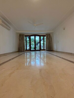 Room in 4 BHK Builder Floor at Vasant Vihar – for Rent
