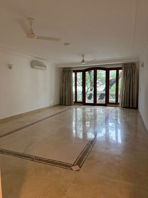Room in 4 BHK Builder Floor at Vasant Vihar – for Rent