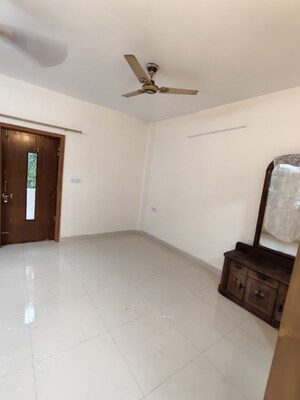 Room in 2 BHK Builder Floor at Naraina – for Rent