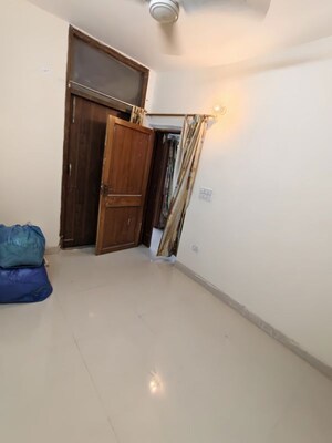 Room in 2 BHK Builder Floor at Naraina – for Rent