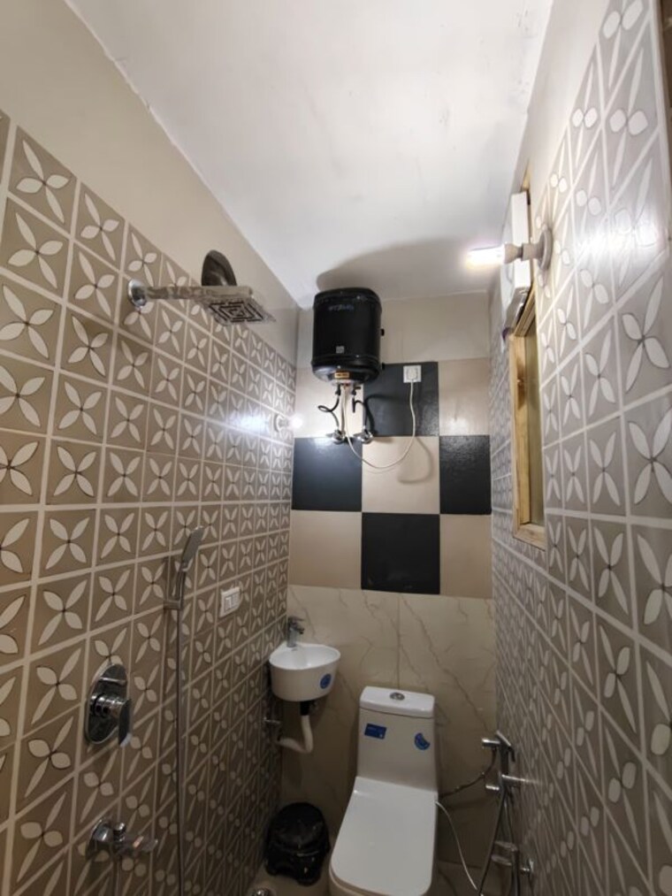 Bathroom, naraina 2 Bedroom 125 Sq.Yd. Builder Floor In Naraina Delhi 10718713