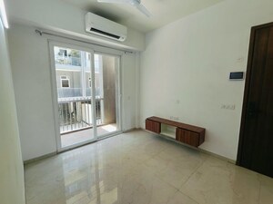 Room in 2 BHK Apartment at Smart World Orchard, Sector 61 – for Rent
