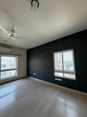 Room in 4 BHK Apartment at Ulsoor Lake – for Rent